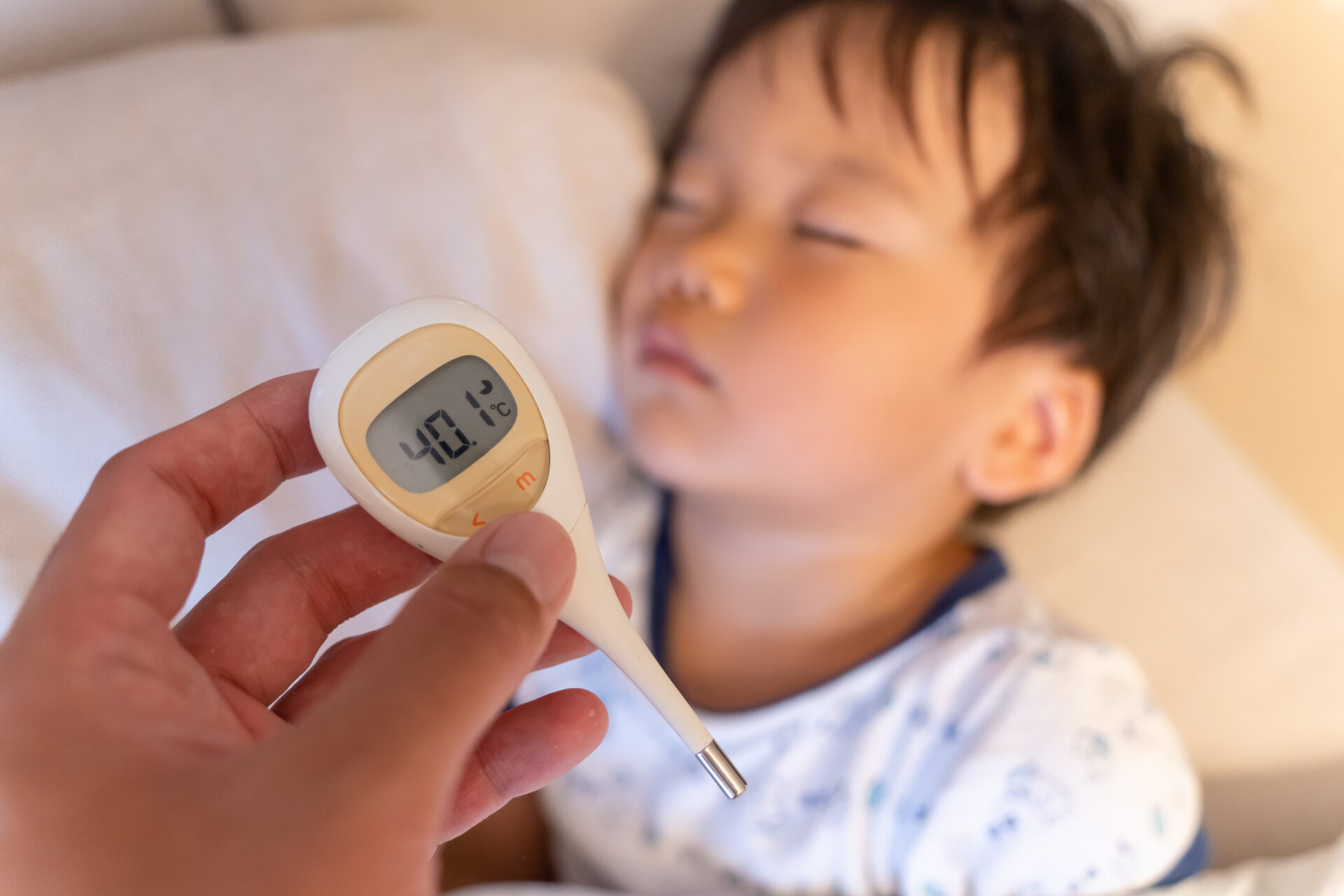 【画像】体調不良で寝込む子供と体温計